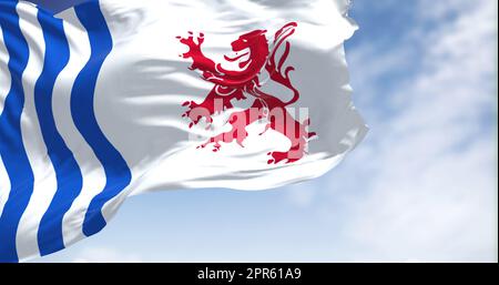 Die Flagge von Nouvelle-Aquitaine winkt an einem klaren Tag im Wind Stockfoto