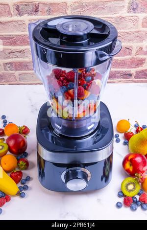 Bereiten Sie frischen Frucht-Smoothie im Mixer zu Stockfoto