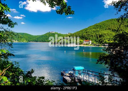 Edersee, ein berühmtes Reservoir in Waldeck-Frankenberg, Hessen, Deutschland mit Waldeckschloss Stockfoto