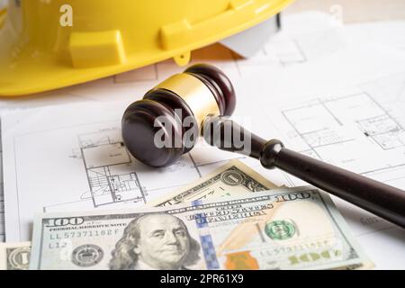 Bauplan und Hammer mit gelbem Helm und US-Dollar-Banknoten, Ingenieur- und Baurecht und Justiz. Stockfoto