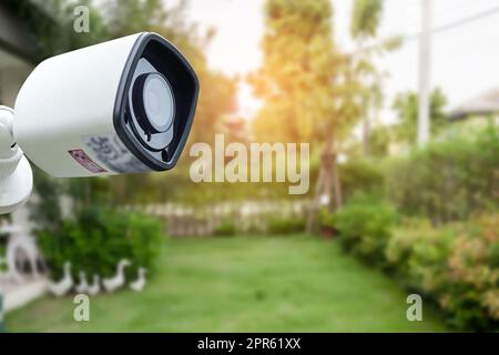 CCTV Closed Circuit Kamera, TV-Überwachung im Garten zu Hause, Sicherheitssystem Konzept. Stockfoto