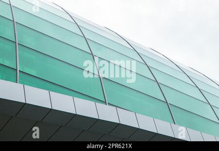 Modernes Design der Dachkuppel aus Glas und Beton, architektonisches Konstruktionskonzept, Nahaufnahme Stockfoto