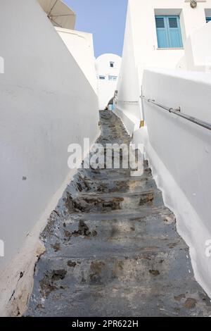 Schmale Steintreppen, ein traditionelles Stück Architektur auf der Insel Santorini. Griechenland Stockfoto