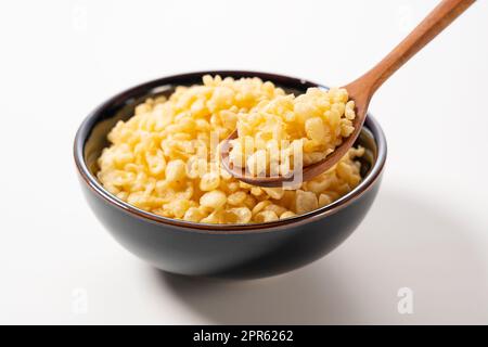 Tenkasu wurde in einer Schüssel auf weißem Hintergrund serviert. Stockfoto