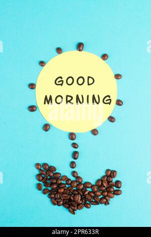 Blume aus Kaffeebohnen, die Worte Guten Morgen stehen auf der Blüte, aufwachen, mit einem Espresso zum Frühstück, heißes Getränk Stockfoto