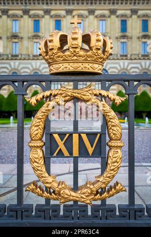 Zaun des Königspalastes von Stockholm, Schweden, Stockholms Slott, mit der königlichen goldenen Krone, Gamla Stan Stockfoto