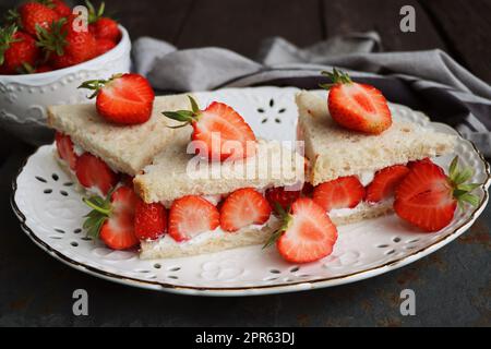 Erdbeer-Sandwich , Japanisches beliebtes Dessert, Sandwich mit Creme und Obstscheibe innen Stockfoto