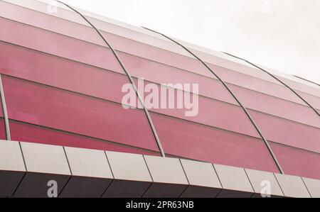 Modernes Design der Dachkuppel aus Glas und Beton, architektonisches Konstruktionskonzept, Nahaufnahme Stockfoto