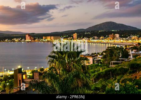 Nächtliche Landschaftsszene vom San Antonio Hügel Piriapolis, einem berühmten Bewässerungsort von Uruguay Stockfoto