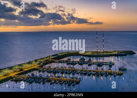Luftaufnahme bei Sonnenuntergang im hafen von piriapolis, maldonado, uruguay Stockfoto