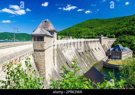 Edersee-Talsperre am Edersee, einem berühmten Stausee in Waldeck-Frankenberg, Hessen, Deutschland Stockfoto