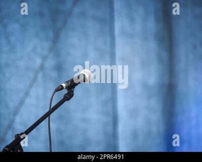 Auf einer Bühne befindet sich ein Mikrofon, das während einer Pause nicht verwendet wird. Stockfoto