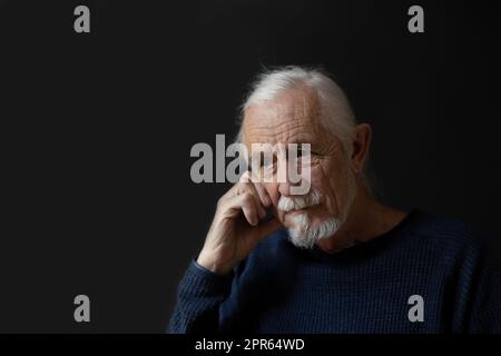 Unauffälliges Porträt eines traurigen alten Mannes Stockfoto