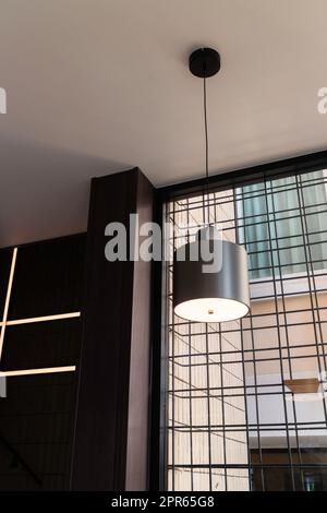 Café-Bar im Loft-Stil mit Innenausstattung Stockfoto