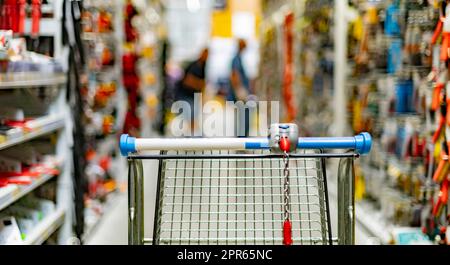 Ein Einkaufswagen in einem Baumarkt Stockfoto