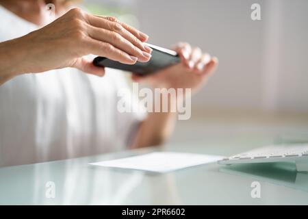 Scheckeinzahlung Per Fernzugriff Über Mobiltelefon Stockfoto