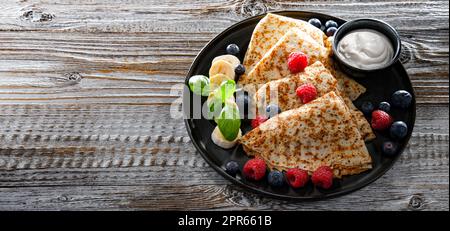 Ein Teller Pfannkuchen mit Käse und Obst Stockfoto