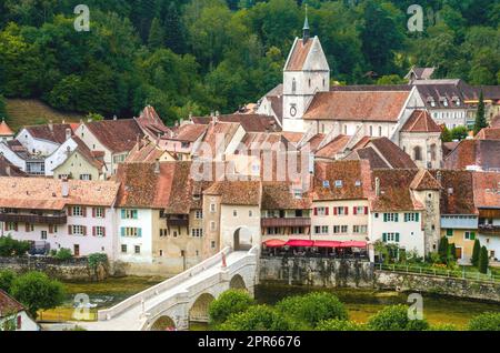 Mittelalterliches Dorf Saint-Ursanne im Bezirk Porrentruy im Kanton Jura, Schweiz Stockfoto