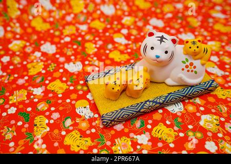 Tiger-Puppe und Hintergrund (Silvester-Kartenmaterial) Stockfoto