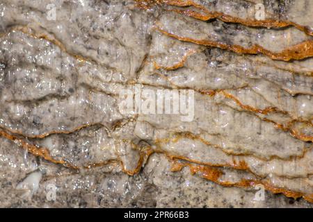 Natürliche Marmorstruktur und Marmorhintergrund mit Makrodetails aus Mineralstein für Luxusfußböden und elegantes Marmordesign für Bad- und Gartenböden mit detaillierter Marmoroberfläche Stockfoto