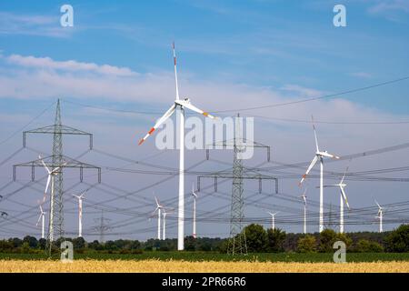 Verschiedene Stromleitungen und Windkraftanlagen in Deutschland gesehen Stockfoto