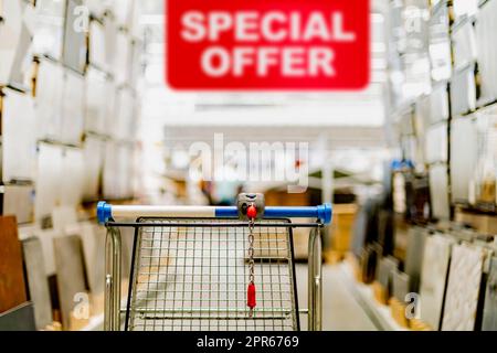 Ein Einkaufswagen in einem Baumarkt Stockfoto