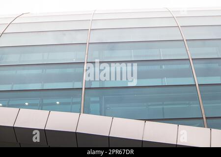 Modernes Design der Dachkuppel aus Glas und Beton, architektonisches Konstruktionskonzept, Nahaufnahme Stockfoto