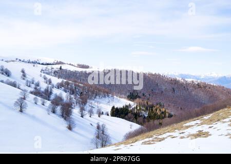 Winterlandschaft mit Schnee aus den Alpen Stockfoto