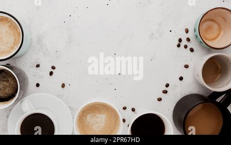Draufsicht auf flachem Untergrund mit vielen verschiedenen vollen und leeren Kaffeetassen auf Beton Stockfoto