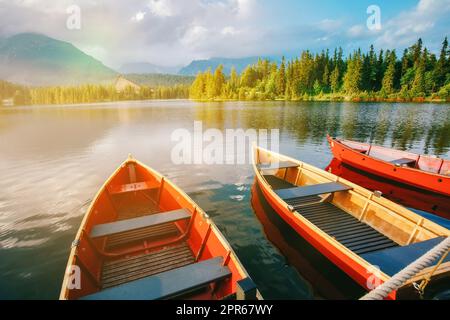 Boote auf Bergsee Strbske pleso in der Slowakei. Stockfoto