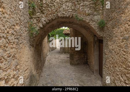 Steinmauern mit einem Rundbogen in einem Dorf Stockfoto