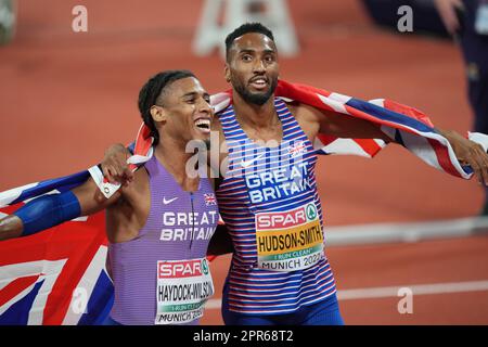 Alex Haydock-Wilson und Matthew Hudson-Smith mit der Flagge Englands auf den 400 Metern der europäischen Leichtathletikmeisterschaft in München 2022. Stockfoto