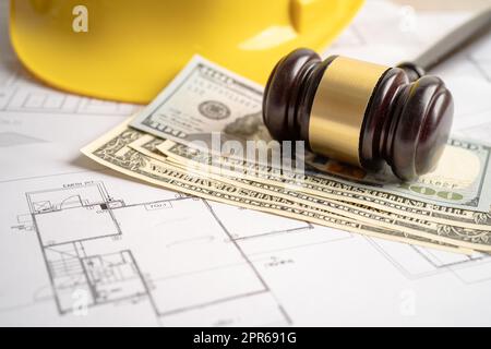 Bauplan und Hammer mit gelbem Helm und US-Dollar-Banknoten, Ingenieur- und Baurecht und Justiz. Stockfoto