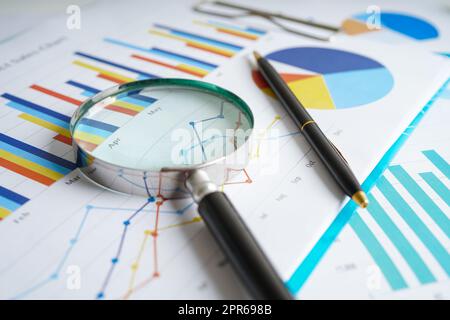 Stift auf Karten- oder Diagrammpapier. Finanz-, Konto-, Statistik- und Geschäftsdatenkonzept. Stockfoto