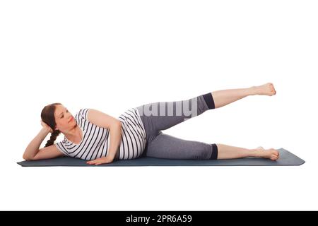 Schwangere, die Yoga asana Vishnuasana macht Stockfoto