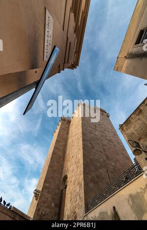 Der Elefantenturm ist der zweithöchste mittelalterliche Turm in Cagliari. Stockfoto