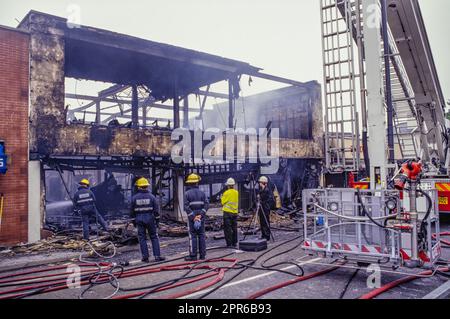 Ein Feuer hat Baldwins-Laden in der Perry Street, Northfleet, ausgelöscht. Die Firma hatte 100 Jahre lang gehandelt. Es waren 40 Feuerwehrleute nötig, um es unter Kontrolle zu bringen. Stockfoto