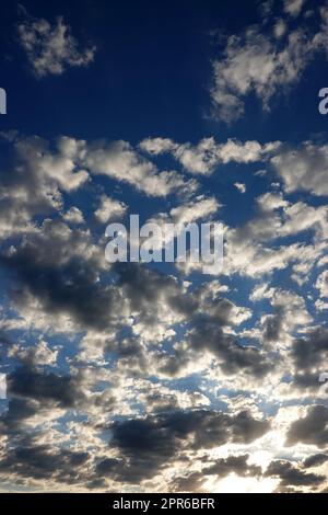 Schönwetterwolken kurz vor Sonnenuntergang Stockfoto