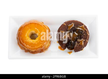 Gourmet-Kuchen isoliert auf weißem Hintergrund Stockfoto