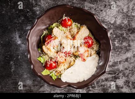 Caesar Salat. Saftige Scheiben Hühnersteak Stockfoto