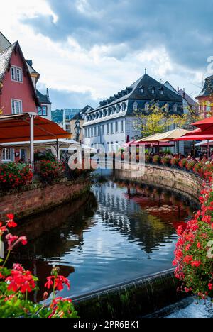 Der Fluss Leuk in der Saarburger Altstadt im Bundesland Rheinland-Pfalz Stockfoto