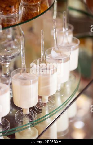 Frische, appetitliche, süße, moderne Desserts lassen sich auf einem festlichen Buffet-Tisch hautnah genießen Stockfoto