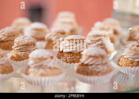 Frische, appetitliche, süße Desserts aus nächster Nähe auf einem festlichen Büfettisch Stockfoto