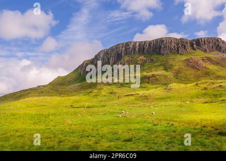 Blick auf den Bergrücken von Dultulm Castle, Isle of Skye, Schottland Stockfoto