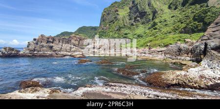 Seltsame Felsen und Felsen, die sich über Hunderte von Metern erstrecken, sind Bamboo Shoot Rock, Ice Cream Rock, Sea Dog Rock usw. im Klassenzimmer für Naturgeologie, New Taipei City, Taiwan Stockfoto