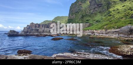 Seltsame Felsen und Felsen, die sich über Hunderte von Metern erstrecken, sind Bamboo Shoot Rock, Ice Cream Rock, Sea Dog Rock usw. im Klassenzimmer für Naturgeologie, New Taipei City, Taiwan Stockfoto