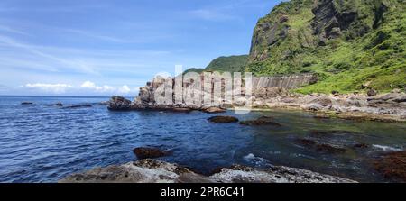 Seltsame Felsen und Felsen, die sich über Hunderte von Metern erstrecken, sind Bamboo Shoot Rock, Ice Cream Rock, Sea Dog Rock usw. im Klassenzimmer für Naturgeologie, New Taipei City, Taiwan Stockfoto