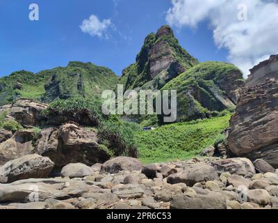 Seltsame Felsen und Felsen, die sich über Hunderte von Metern erstrecken, sind Bamboo Shoot Rock, Ice Cream Rock, Sea Dog Rock usw. im Klassenzimmer für Naturgeologie, New Taipei City, Taiwan Stockfoto