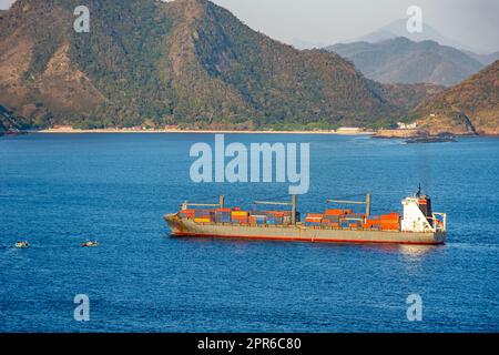 Frachtschiff beladen mit Containern, das in Rio de Janeiro fährt Stockfoto