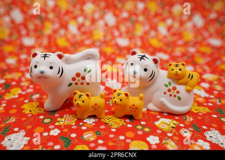 Tiger-Puppe und Hintergrund (Silvester-Kartenmaterial) Stockfoto